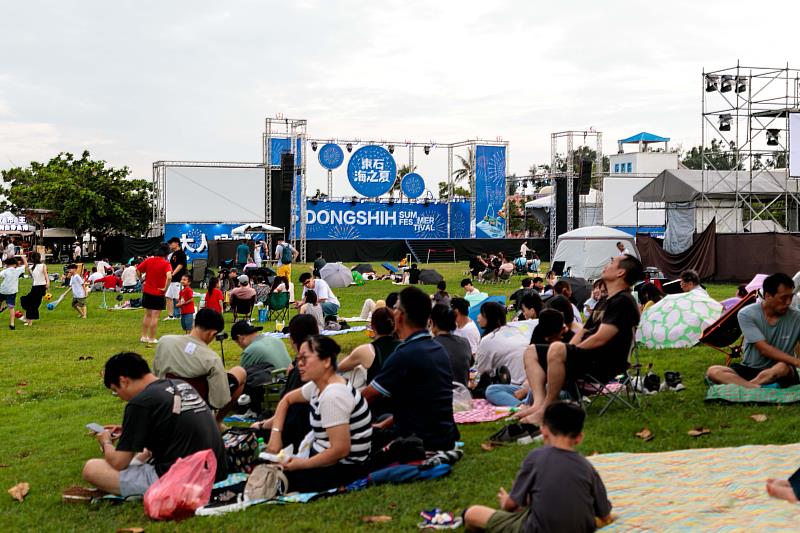 東石海之夏壓軸煙火秀登場,單日破7萬人次湧入碼頭看煙火。