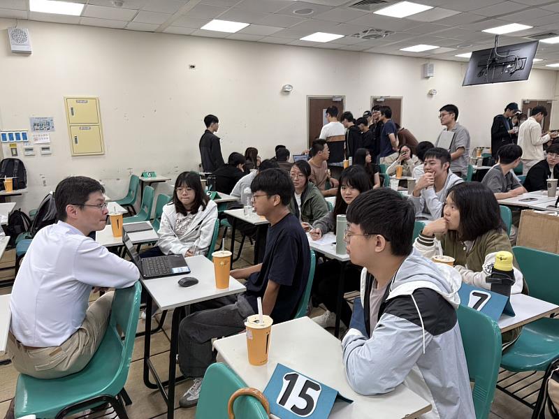 因應AI與半導體產業對跨域人才的需求,今年課程擴大開放電資學院、工程學院研究所學生選修,與機械系大四學生共同學習。