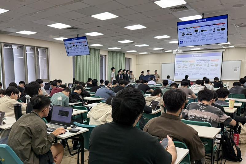 今年有15組、共119位學生完成AI產業應用研究專題的成果發表。