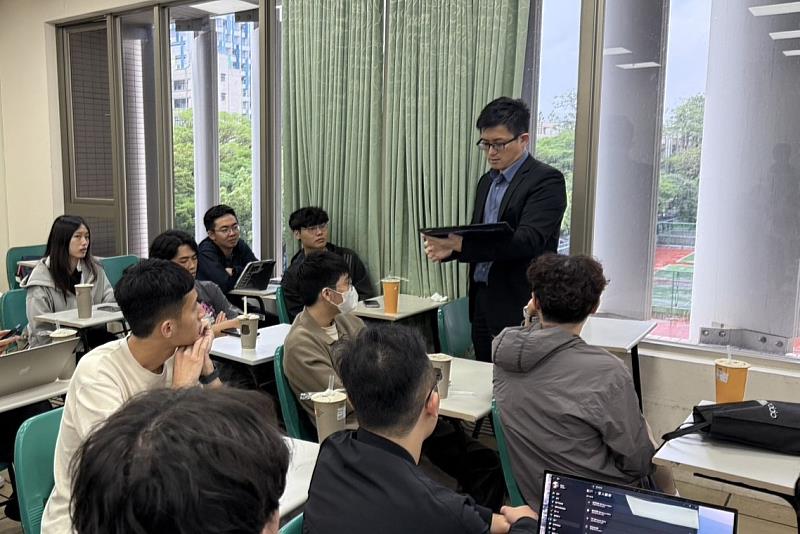 文曄科技派出10位來自FAE、Sales及HR等不同部門主管與資深同仁授課並指導期末專案。