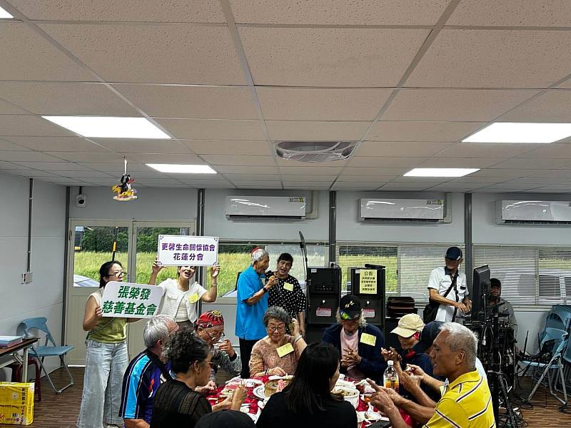 活動現場洋溢歡樂氣氛,93歲的阿公也盡情歡唱卡拉OK,享受輕鬆美好的歡聚時光。
