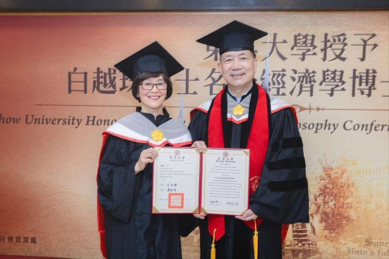圖一、白越珠女士與詹乾隆校長合影。