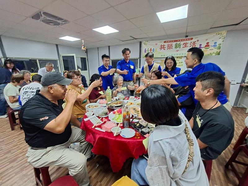 張榮發慈善基金會深入中繼屋,逐一關懷慰問每位住民,傳遞社會溫暖與關懷。