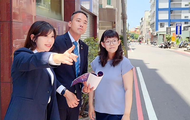 小細節看見大用心，林姿余店長（左）秉持細膩服務精神，帶看過程中展現極致體貼，認真對待每一份成家的委託。（永慶房產集團提供）