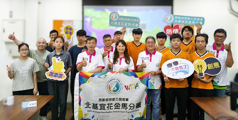 勞動力發展署北分署分署長沈文麗日前前往花蓮訓練場,致贈競賽制服,為選手加油打氣。