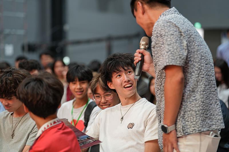 僑委會海外青年語文研習班全球班第2期學員透過校園導覽與互動交流，認識世新大學多元辦學特色。（世新大學提供）
