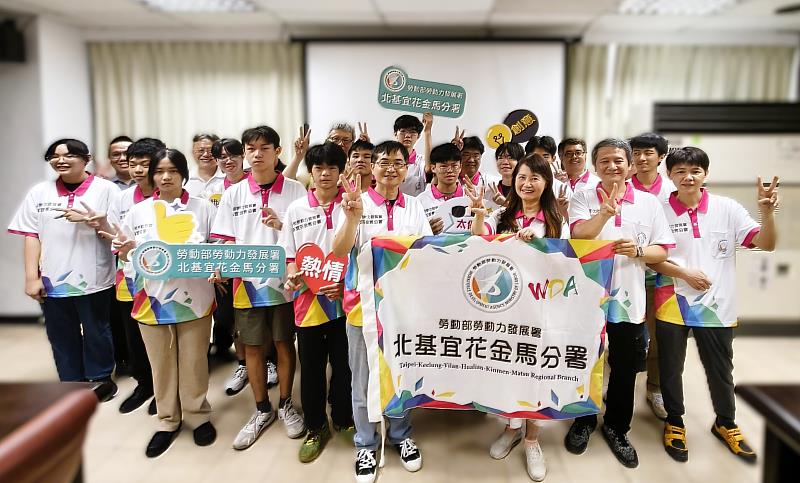 勞動力發展署北分署分署長沈文麗日前前往泰山訓練場,致贈競賽制服,為選手加油打氣。