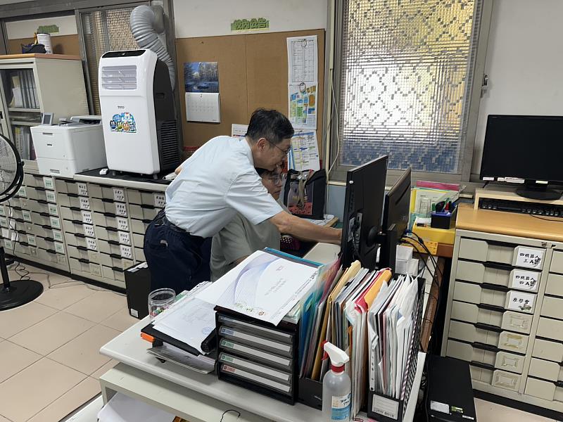 楊智凱(右)與指導教授孫書煌(左)進行研究討論。