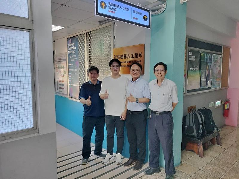 機器人所楊智凱(左2)與指導教授孫書煌(右1)、機器人系王建仁主任(左1)及口試委員勤益科大資訊工程系副教授兼進修部主任張傳旺(右2)合影。