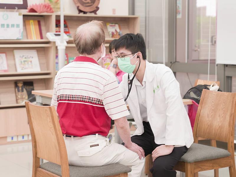 新北住都中心攜手國立臺北護理健康大學及衛福部雙和醫院推動健康促進服務,透過健康課程、社區衛教、成人健檢、癌症篩檢及智慧照護等多元措施,讓健康服務深入社會住宅。(新北住都中心提供)