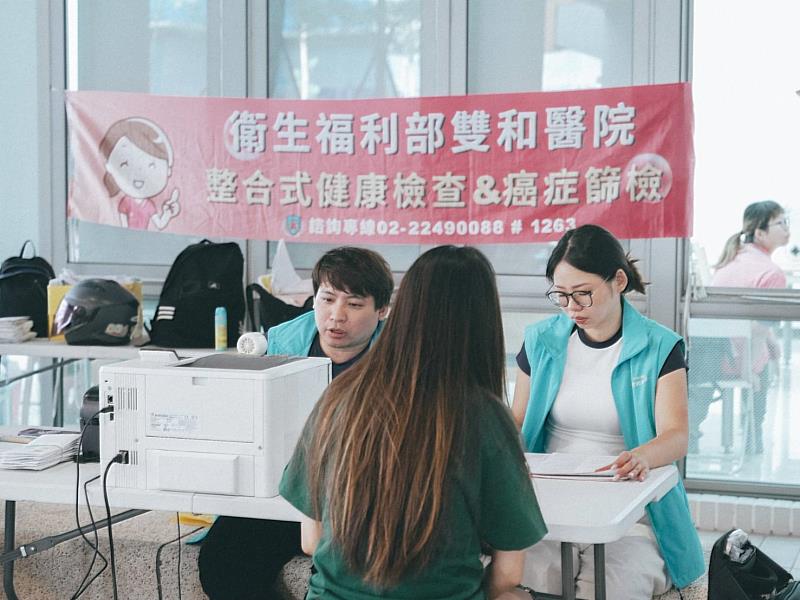 新北住都中心攜手國立臺北護理健康大學及衛福部雙和醫院推動健康促進服務,透過健康課程、社區衛教、成人健檢、癌症篩檢及智慧照護等多元措施,讓健康服務深入社會住宅。(新北住都中心提供)
