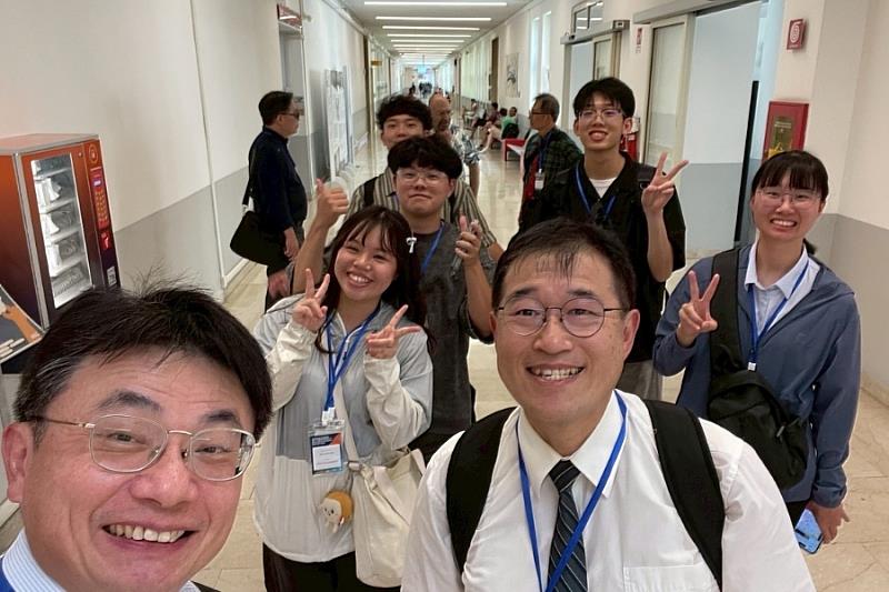 資訊電機學院沈祖望院長和參與此次國際暑期學校的逢甲師生合影。