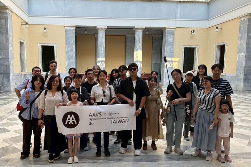 逢甲大學建築專業學院師生於國立雅典科技大學建築系館中庭合影。