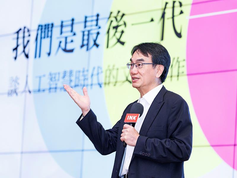 7月5日至7日在淡江大學舉辦的全國台灣文學營「大師講堂」邀請數位發展部林宜敬部長,以「我們是最後一代?談人工智慧時代的文學創作」為題進行演講。(圖/淡江大學提供)