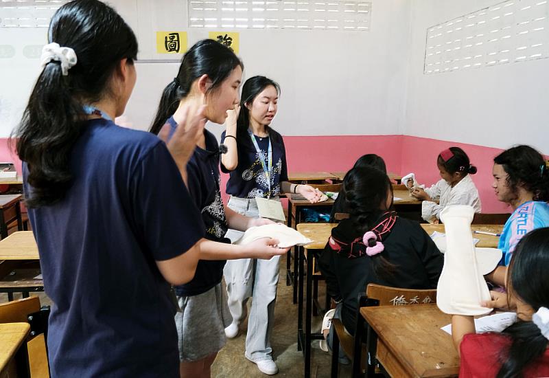 高醫大醫學生於泰北旭光之家進行布衛生棉使用與健康教育課程。