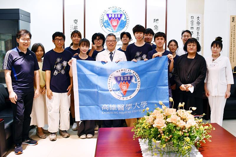 高雄醫學大學校長余明隆於團隊出發前授旗，勉勵師生延續高醫醫學人文關懷精神。