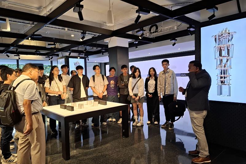 IBM創新中心團隊向學員們介紹IBM在量子領域的領先技術與願景。