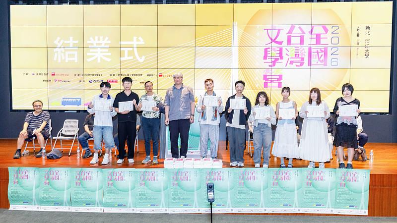 全國台灣文學營小說組導師童偉格(前排左4)頒發獎狀予文學獎入圍學員。(圖/淡江大學提供)
