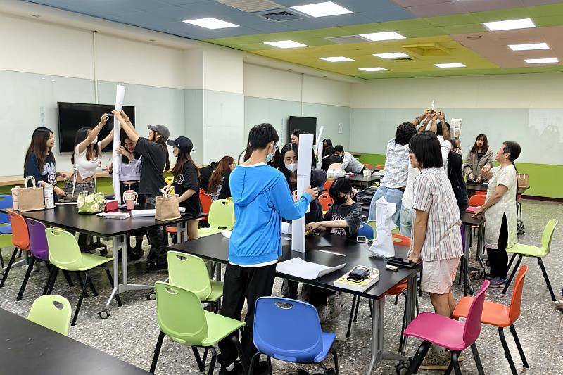 各組在有限時間內運用不同資源，挑戰堆疊最高的高塔。