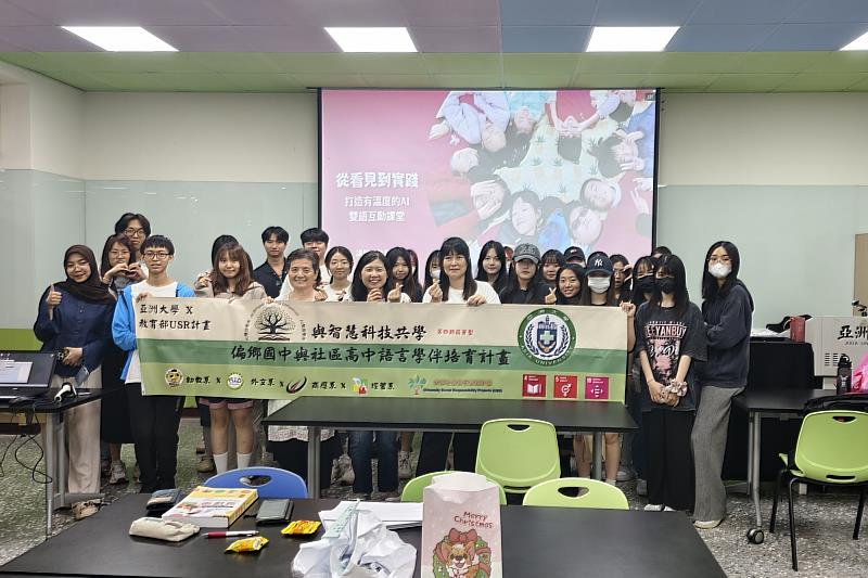 徐莉芳講師、廖淑娟館長與全體參與學生合影留念。