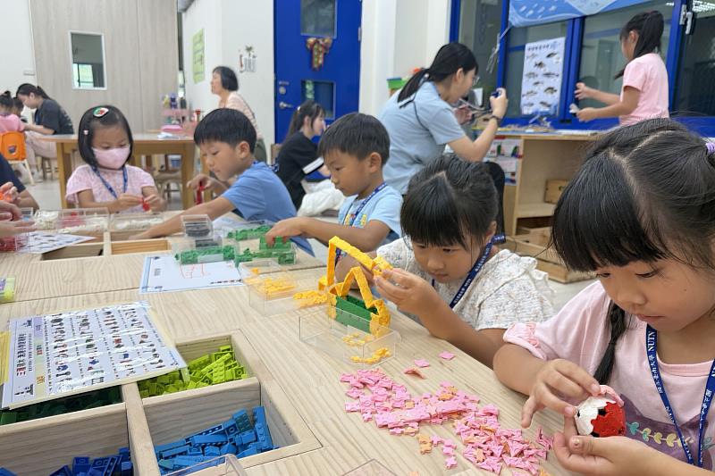南大幼教系透過組合建構活動,引導幼兒發揮創意與邏輯思考,打造屬於自己的作品。