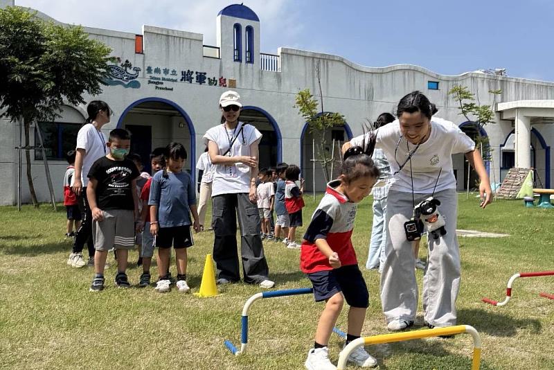 南大幼教系規劃大肌肉探索活動,陪伴幼兒在遊戲中發展肢體協調,體驗快樂學習。