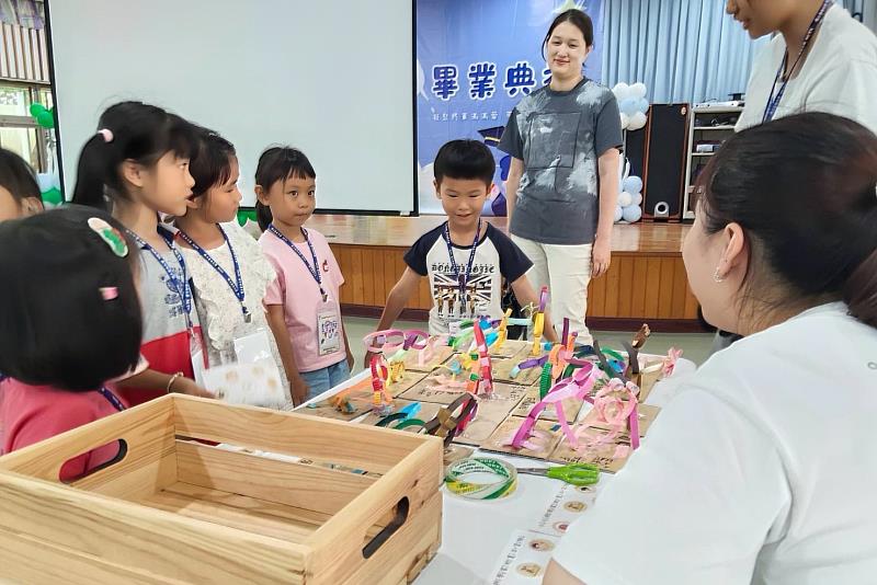 南大幼教系引導幼兒分享營隊學習成果,展現STEAM探索歷程與自信表達能力。
