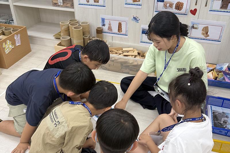 南大幼教系師資生陪伴幼兒於積木區討論與合作,在互動中培養探究精神與表達能力。