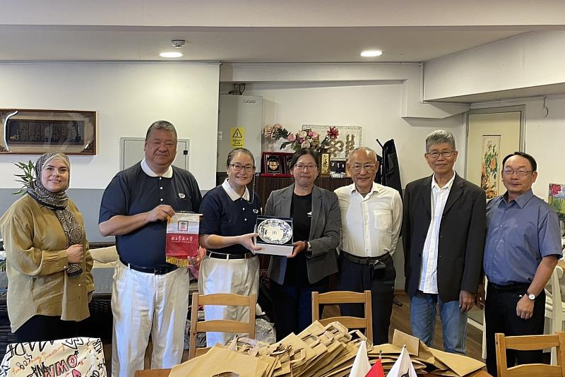 南大文資系致贈紀念品感謝慈濟團隊熱情接待，攜手深化臺土文化交流與永續教育合作情誼。