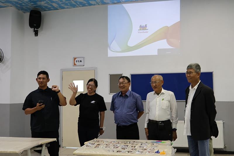 南大文資系師生介紹臺灣文化與排灣族琉璃珠特色，透過文化分享促進臺土交流與彼此理解。