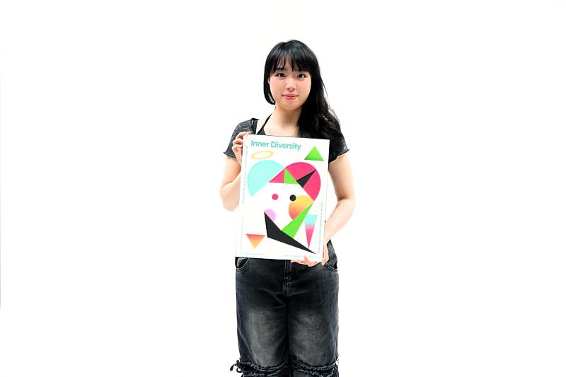 亞大數媒系楊千逸同學，以《人間色譜（Inner Diversity）》，作品獲「紅點獎」。（數媒系游明龍老師指導）