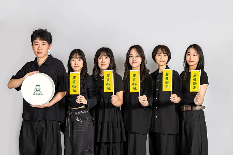 亞大數媒系羅紫寧、周琳煒、張安佳、周品綺、黃敬智、陳品樺同學，以《安可麵包》作品獲「紅點獎」。（數媒系林孟潔老師指導）