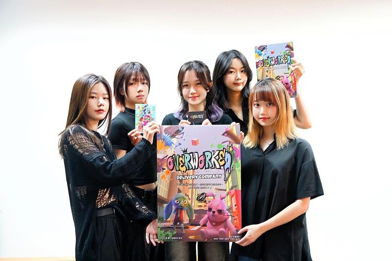 亞大數媒系黃榆涵、李庭葦、程慧萱、沈彥彤、黃子琳同學，以《歐文沃克外送公司》作品獲「紅點獎」。（數媒系劉信良老師指導）