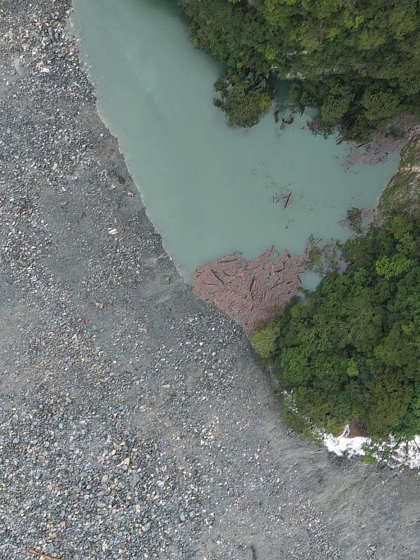 115年7月27日上午9時10分萬里溪堰塞湖空拍。
