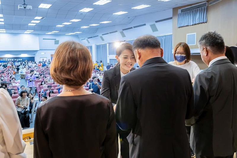 市長頒發聘書予校長們。