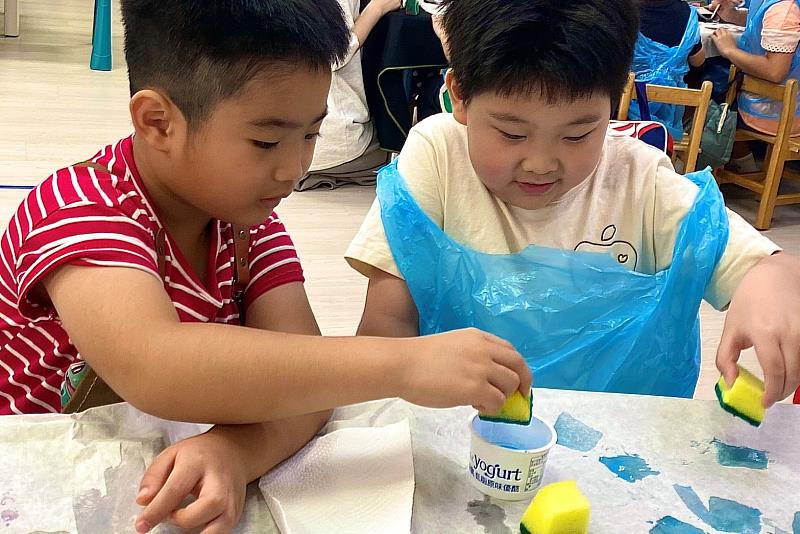 南大透過多元媒材與蓋印創作,引導幼兒自在探索藝術表現,培養美感素養與創造力。