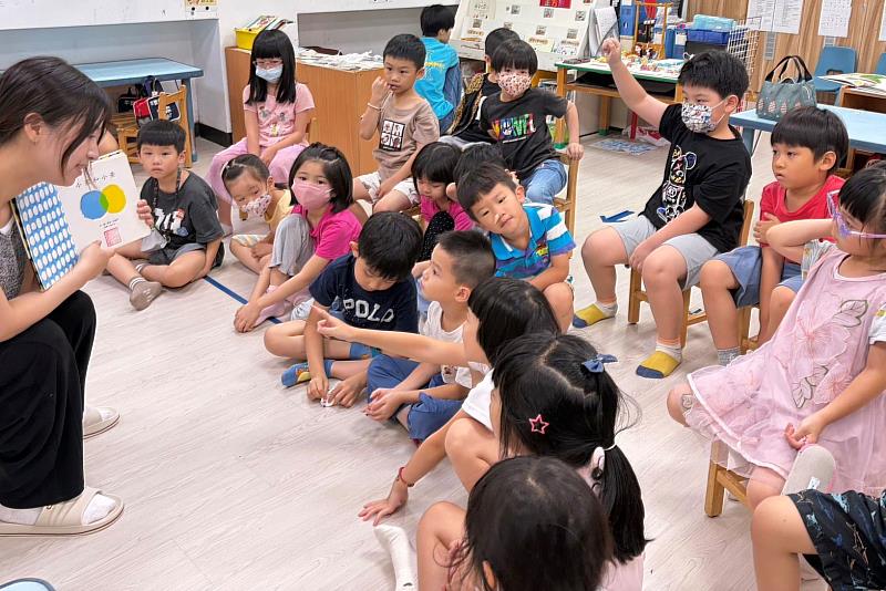 南大師資生透過繪本引導幼兒認識點、線、面,開啟美感教育與水墨創作探索之旅。