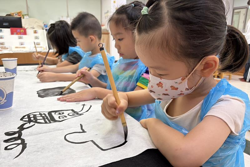 南大引導幼兒運用毛筆自由揮灑點、線、面,從水墨創作中培養美感與藝術表現能力。