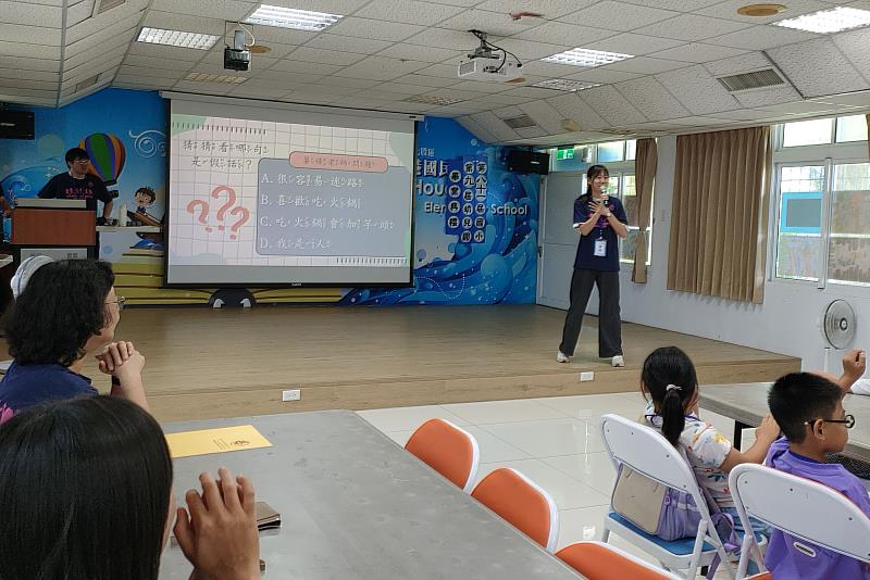 南大師資生以活潑互動方式介紹英語科技營課程,陪伴學童探索AI應用、英語學習與創意實作。