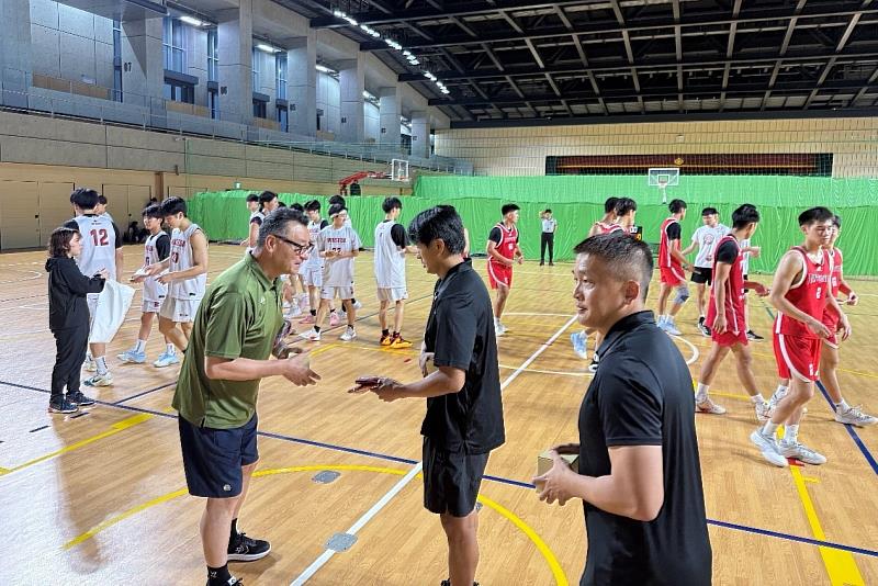 國立臺灣師範大學運動競技學系主任(前排右1)何仁育主任代表致贈紀念品予早稻田大學代表,象徵兩校深化跨國體育與學術交流合作。