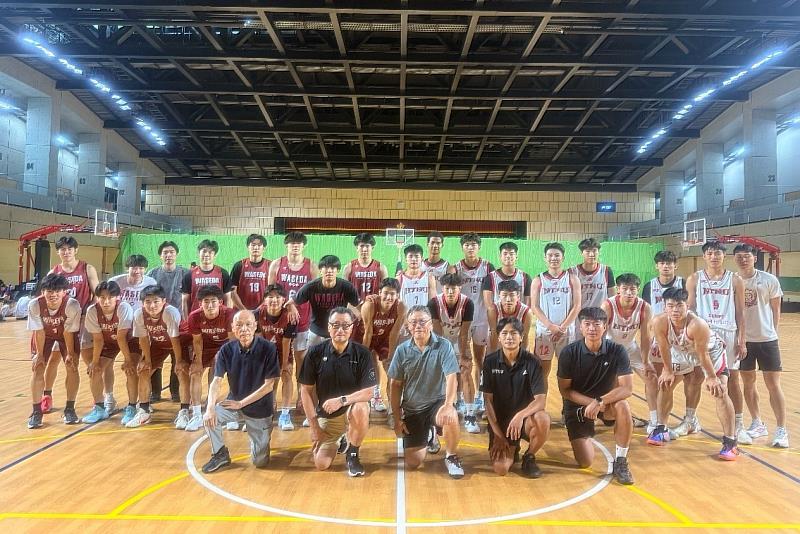 臺師大男籃與早稻田大學籃球隊於球場合影,兩校交流氣氛熱絡。