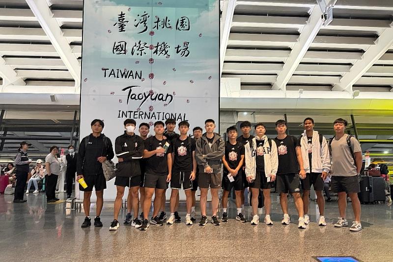 臺師大男籃團隊於桃園國際機場合影出發,展開為期7天的日本東京雙語移地訓練交流行程。