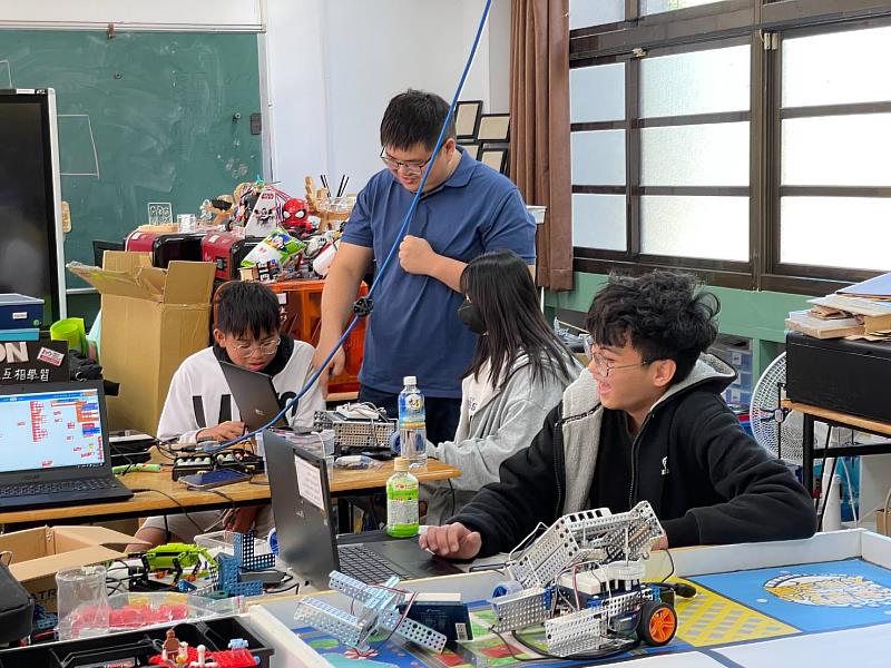 中國文化大學長期推動大學社會責任(USR),深耕偏鄉AI科技教育,透過AI機器人課程翻轉原鄉學習環境。