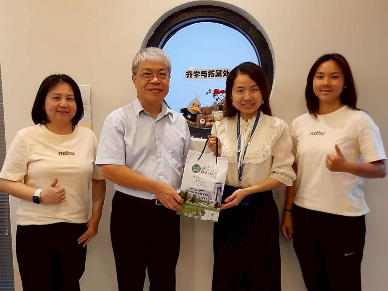拜訪吉隆坡循人中學。