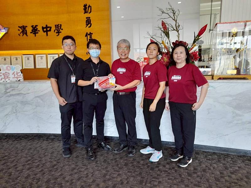 巴生濱華中學交流活動後，東華校友代表致贈紀念品並合影。