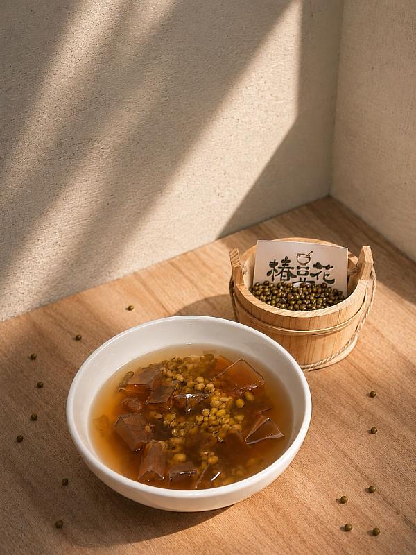 綠豆與菜燕的經典組合,清爽 Q 彈,是夏天裡最熟悉的清涼默契。