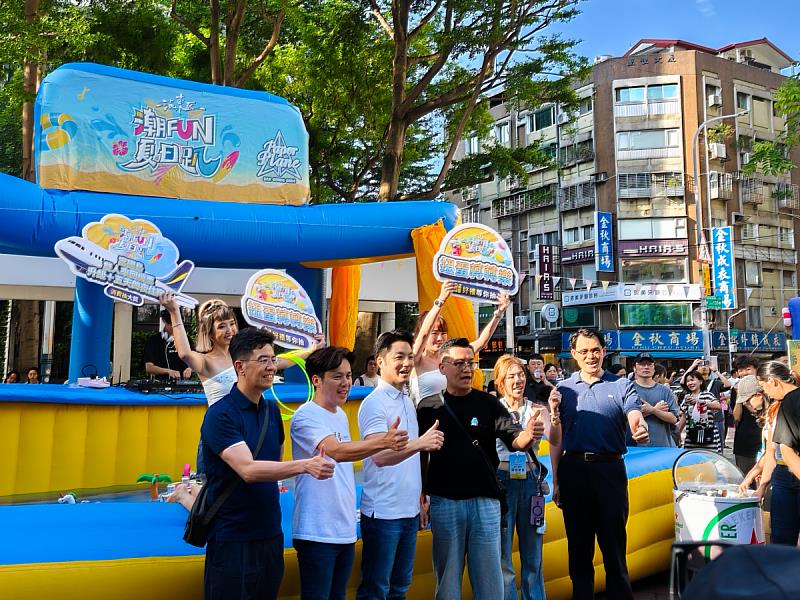 臺北市長蔣萬安(左3)親臨2026「混東區潮FUN夏日趴」,在臺北市東區商圈發展協會陪同下走訪各特色攤位,與現場民眾互動。