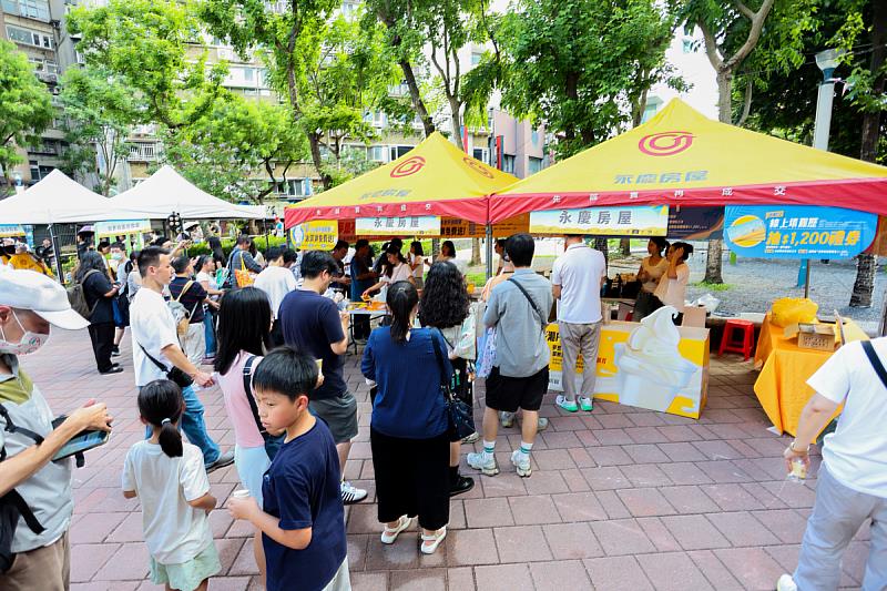 不少民眾前來永慶房屋攤位體驗推杯遊戲,並了解房仲工作內容與職涯發展機會。