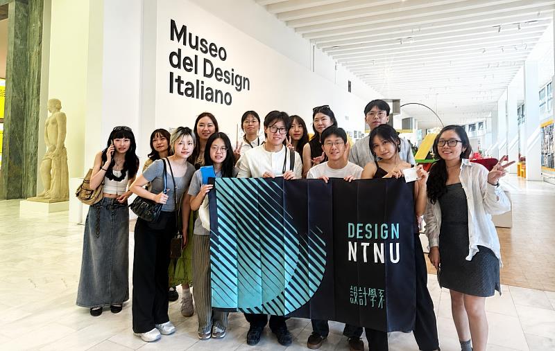 臺師大設計系學生參觀米蘭三年展設計博物館的義大利設計展。