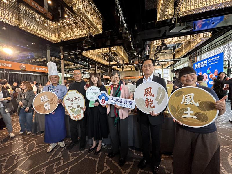 客家委員會今年特別以「嚐藏客家」為主題,對應「風土醞釀」的核心精神,透過「風乾」、「釀醬」、「風土」3大主軸,帶領民眾循著客庄飲食脈絡。